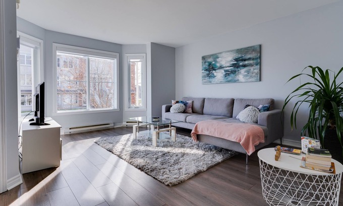 Longueuil Condo | Charming 2BDR APT Close to DT MTL with FREE PARKING - All Inclusive Monthly Stay