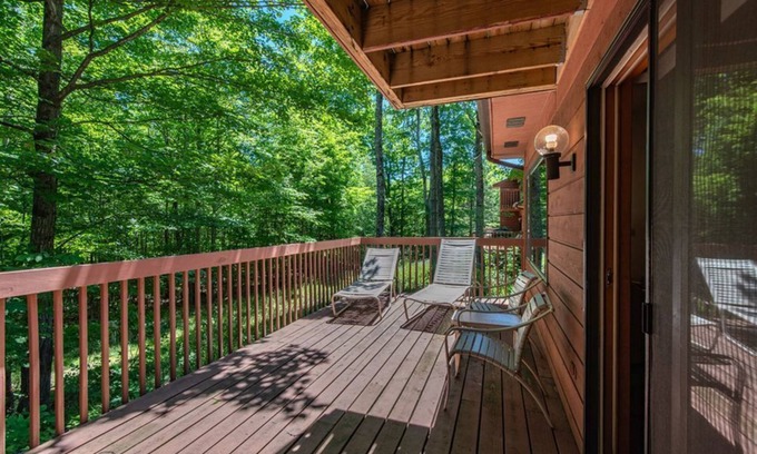 Baileys Harbor Condo | Charming 2BR Condo with Lake View & Indoor Pool at The Rushes
