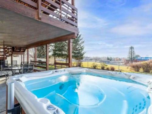 Sandy Apartment | Charming 2br With Hot Tub