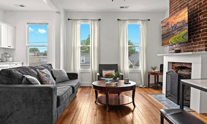 Shelby Park Apartment | Charming 2nd-Floor Flat: 3BR, 2BA, Free Parking