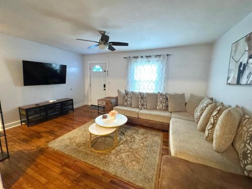 Charlotte House | Charming 3 BDRM in Charlotte - 1 mile to Uptown