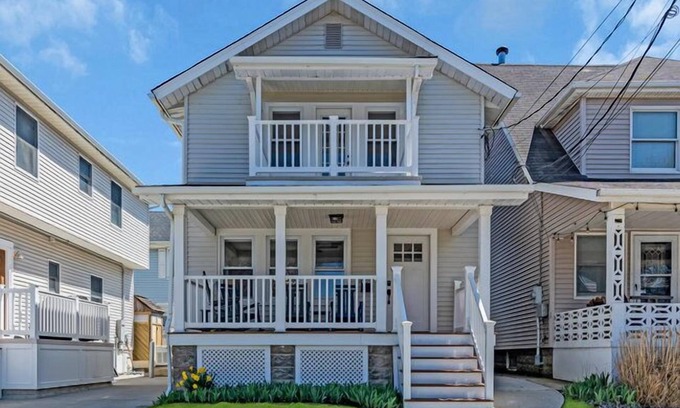 Wall House | Charming 3 BED, 2 BATH shorehouse only 8 houses to beach , boardwalk & eateries!