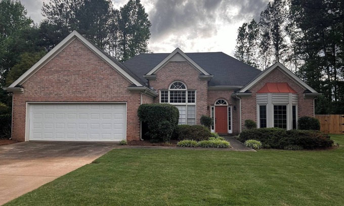 Mableton House | Charming 3-bed, 2-bath house in Mableton with Wi-Fi, seasonal pool, firepit