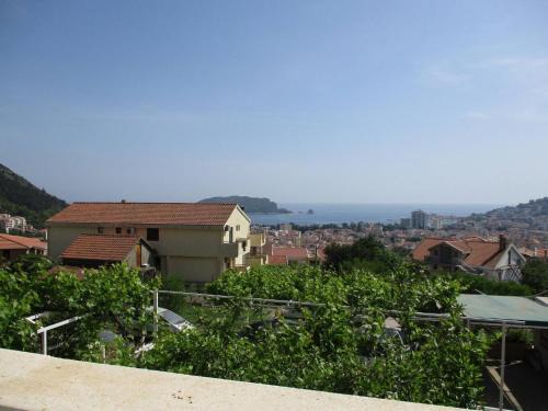 Podmaine Apartment | Charming 3-Bed Apartment in Budva with Garden and Ocean Views