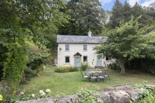 Crickhowell House | Charming 3-Bed Cottage by the River Usk
