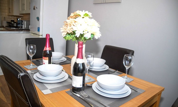 Willenhall House | Charming 3-Bed Home in Midlands, Ideal for Contractors, Families, and Friends!"
