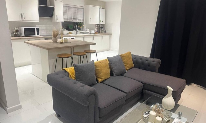 Woodthorpe House | Charming 3-bed Home Minutes From City Centre