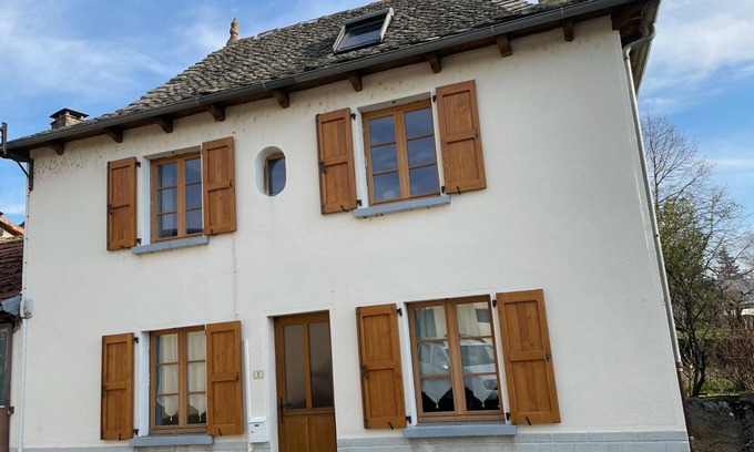 Cassaniouze Cottage | Charming 3-Bed House in Cassaniouze with Garden, Fireplace, and Pet-Friendly