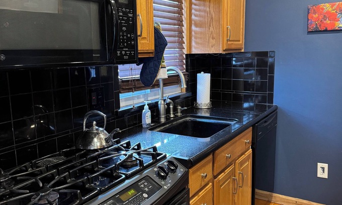 Dearborn Heights House | Charming 3-bedroom house with AC, WiFi in serene Dearborn Heights