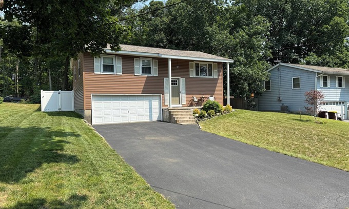 Geyser Crest House | Charming 3-bedroom house in Saratoga Springs close to The Race Track and SPAC