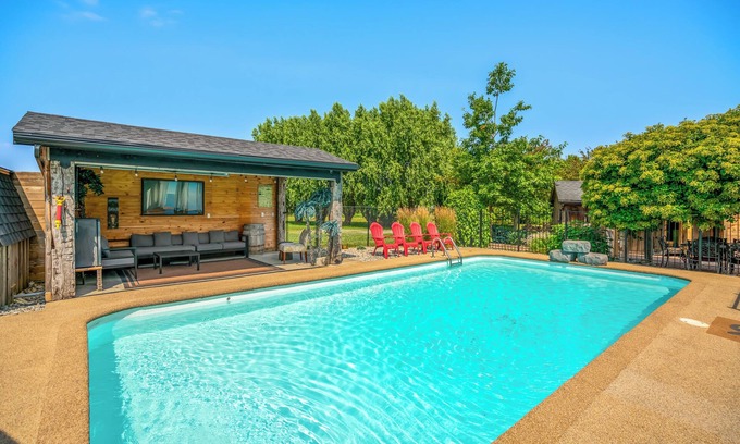 Port Weller House | Charming 3-Bedroom Orchard Retreat with Private Pool & Sauna | Sleeps 7