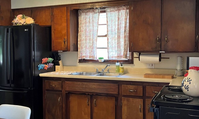 Cuyahoga Falls House | Charming 3-bedroom with space for 8 in beautiful Cuyahoga Falls