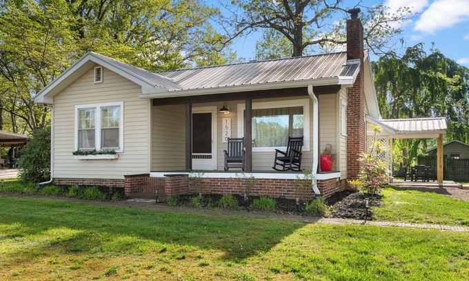 Sylvan Heights House | Charming 3-bedroom house with WiFi, AC in beautiful Hendersonville