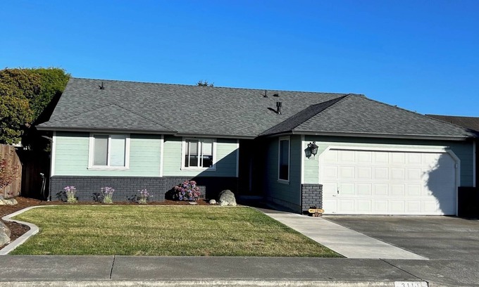 McKinleyville House | Charming 3-bedroom house in McKinleyville with fitness room-Near beach & Airport