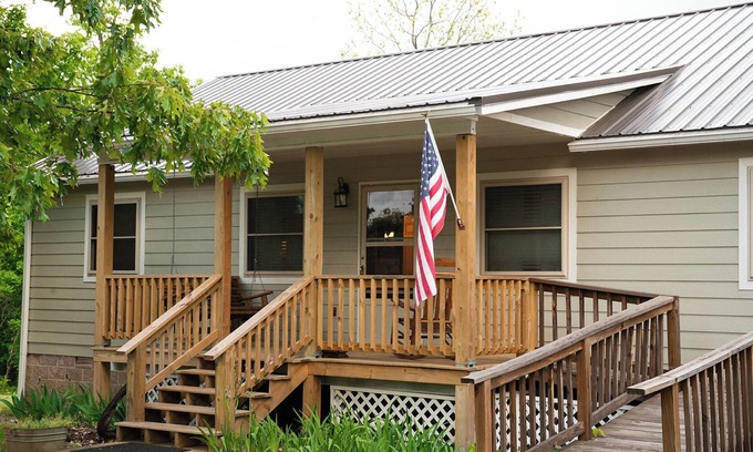 Mountain View Cabin | Charming 3-bedroom cabin with a view, AC/wifi located near Mountain View