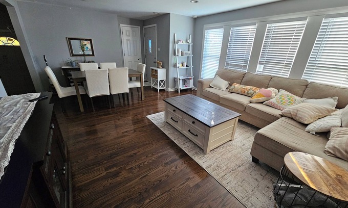 East Side House | Charming 3-bedroom 1 bathroom bungalow in cool Chicago with AC friendly family