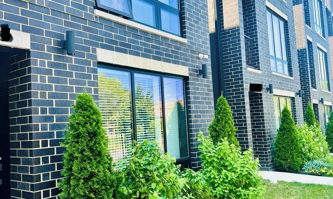 Woodlawn Apartment | Charming 3-bedroom apartment with AC, WiFi in phenomenal Chicago