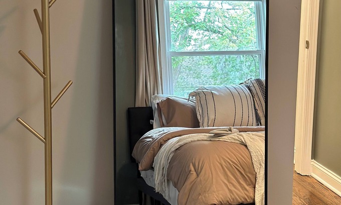 South Shore House | Charming 3-bedroom bungalow, Bonus Room Gym & Private Backyard, minutes from UC