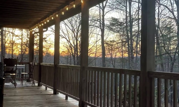 Dahlonega Cabin | Charming 3-bedroom cabin that’s family friendly with WiFi in Dahlonega