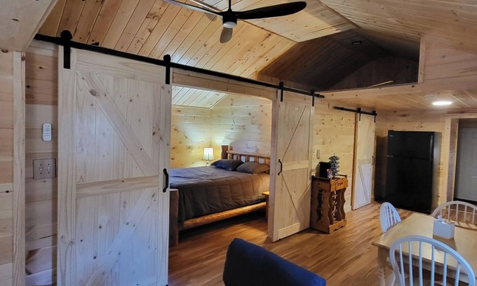 Greentown Cabin | Charming 3-bedroom cabin with WiFi, AC in Promised Land State Park