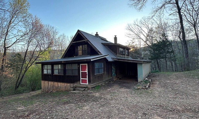 Fox Cabin | Charming 3-bedroom cabin with AC and WiFi in Fox, AR