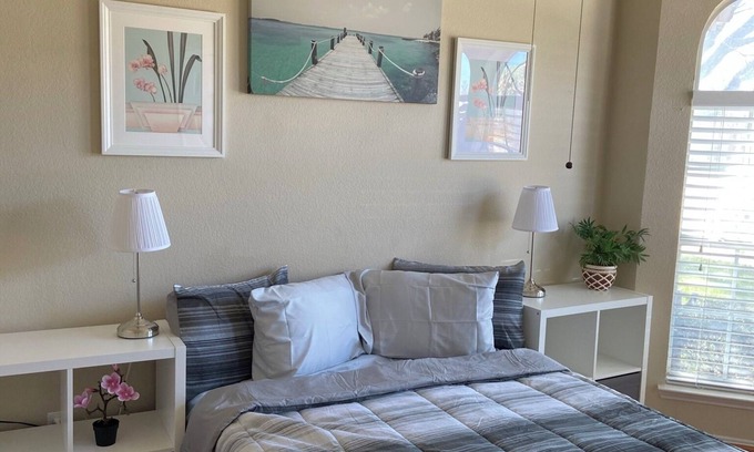 Southeast Arlington Cottage | Charming 3-bedroom cottage in Pleasant Arlington with AC, WiFi