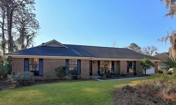 Whitemarsh Island House | Charming 3-bedroom Coastal Vacation Home near the beach and downtown Savannah