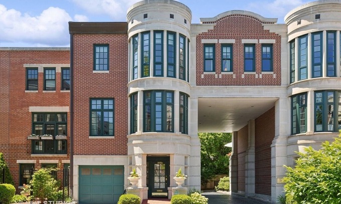 Wrightwood Neighbors Condo | Charming 3-bedroom condo with WiFi and AC in beautiful Chicago