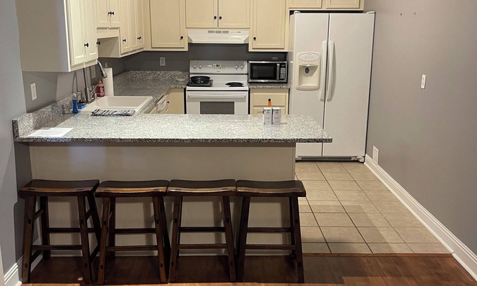 Oxford Condo | Charming 3-bedroom condo in delightful Oxford with AC, WiFi - Football weekends