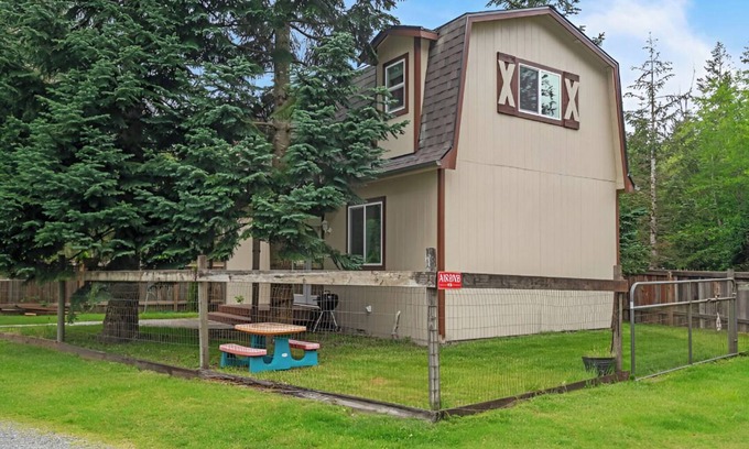 Enumclaw Cottage | Charming 3-bedroom cottage in serene Enumclaw with AC