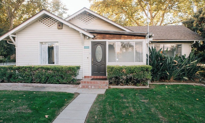 Ivanhoe Cottage | Charming 3-bedroom cottage with AC and WiFi minutes away from Sequoia Entrance.