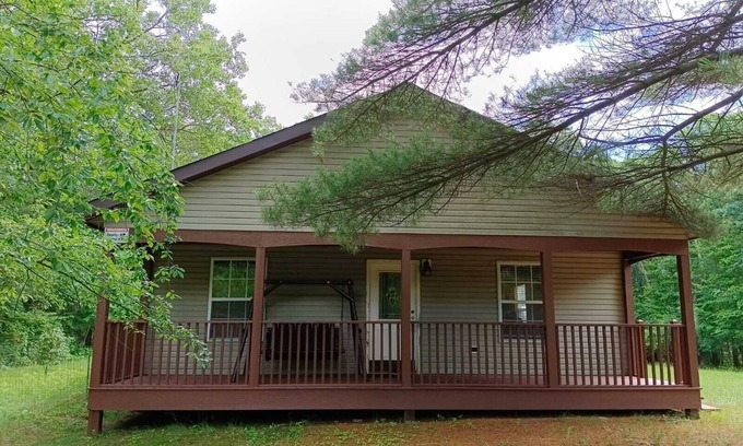 Oxford Cottage | Charming 3-bedroom cottage in Oxford with WiFi and AC close to Wisconson Dells