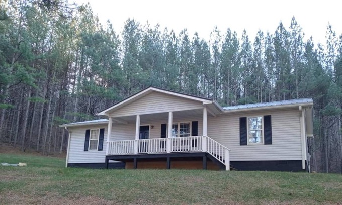 Suches Cottage | Charming 3-bedroom cottage overlooking the Lake
