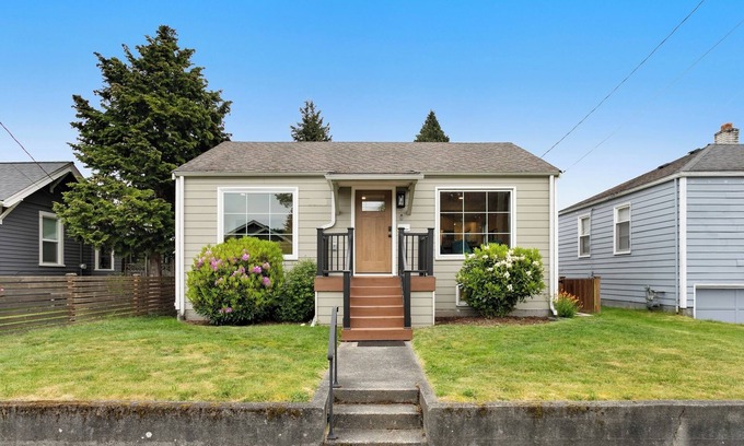 Loyal Heights House | Charming 3-bedroom Craftsman with AC + EV-Charger + very walkable in Ballard