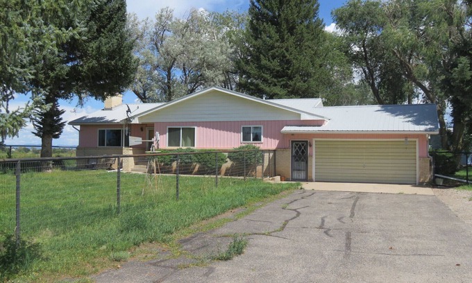 Durango House | Charming 3-bedroom farmhouse with amazing views!
