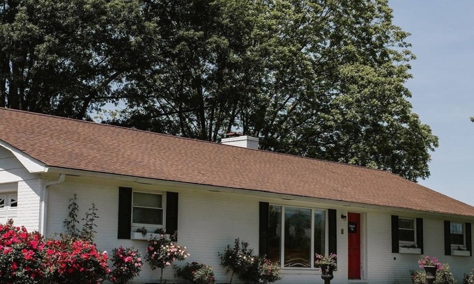 Hamblen County Other | Charming 3-bedroom farmhouse in the hills of East Tennessee