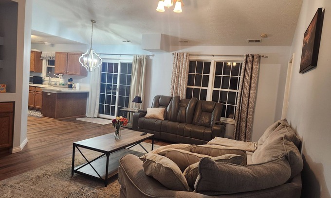 Evansville House | Charming 3-bedroom house with WiFi and AC in peaceful Evansville