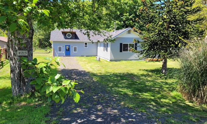 Long Beach House | Charming 3-bedroom house in Long Beach with WiFi, new appliances, BBQ, huge yard