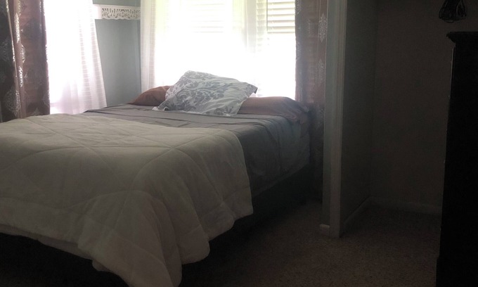 Portsmouth House | Charming 3-bedroom house with in Portsmouth with spacious backyard!