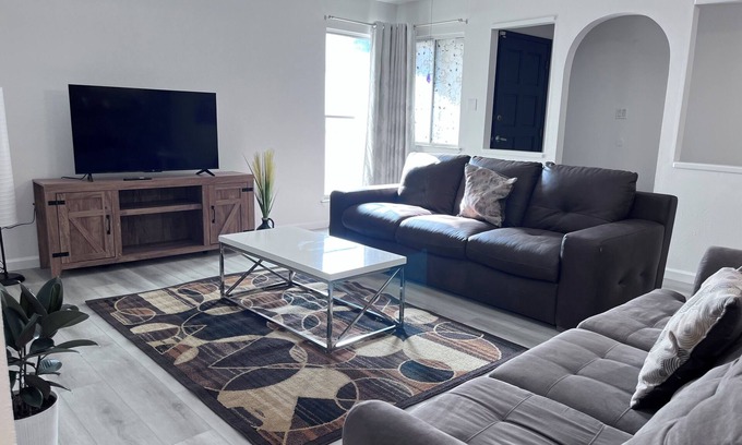 Rio Rancho House | Charming 3-bedroom house with WiFi, AC ,washer/dryer in Rio Rancho