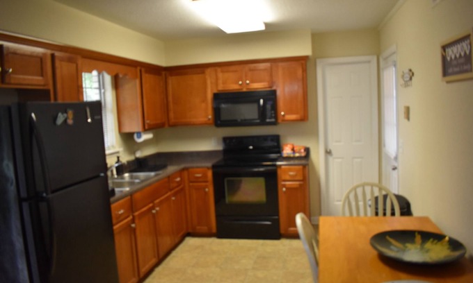 Country Club Estates House | Charming 3-bedroom house with AC and WiFi in Brunswick. Two night minimum stay.