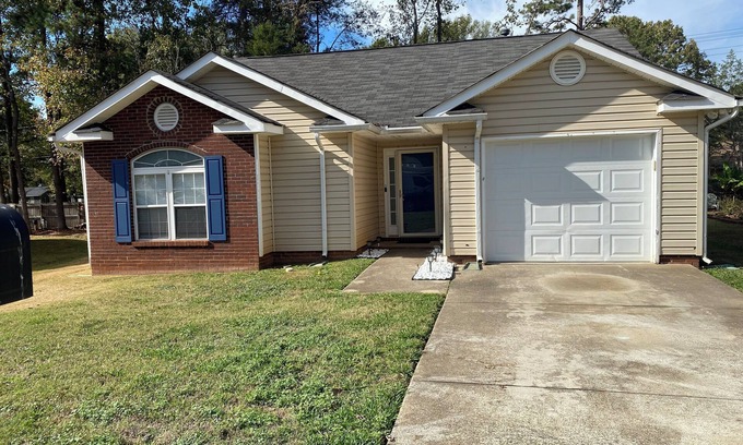 Charlotte House | Charming 3-bedroom house with WiFi, AC in serene Charlotte.