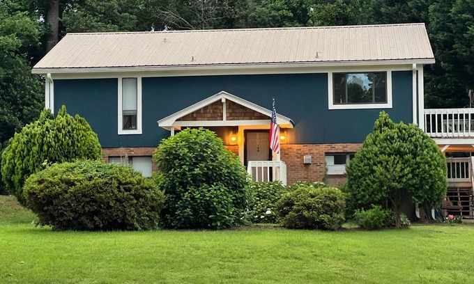 Cornelius House | Charming 3-bedroom house with lake views and great outdoor deck