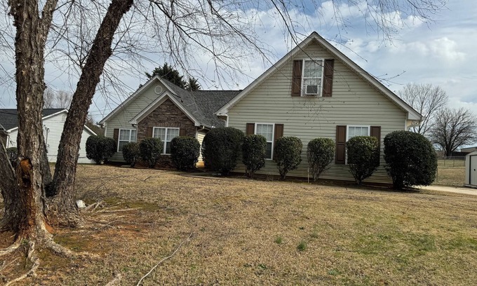 Covington House | Charming 3-bedroom house with AC and WiFi in Covington,GA- near Mystic Falls