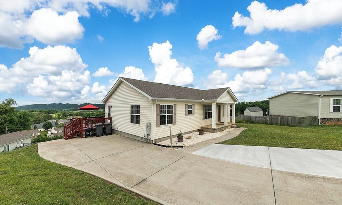 Dandridge House | Charming 3-bedroom house with WiFi, AC in enchanting hold up to 10 guest