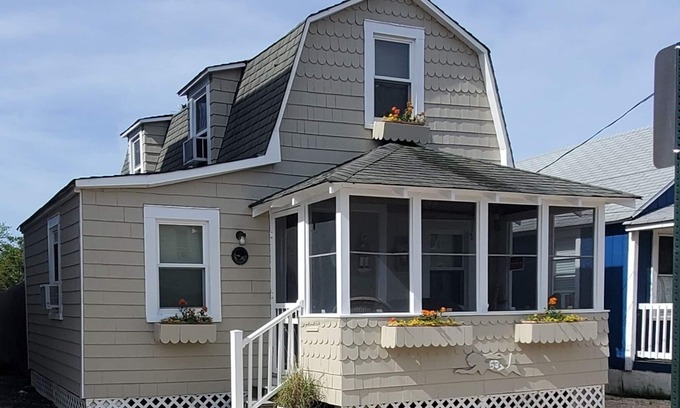 Manasquan House | Charming 3 bedroom house 2 blocks from Manasquan Beach. 5 BEACH BADGES INCLUDED