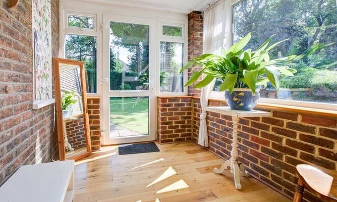 Horley House | Charming 3-Bedroom Home with Large Garden
