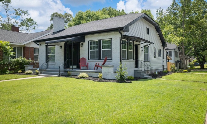 Sylvan Hills House | Charming 3 Bedroom Home: Only 10 mins to Airport, stadium, and downtown Atlanta.