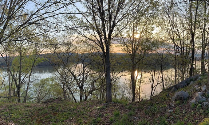 Bronston House | Charming 3-bedroom house overlooking Lake Cumberland.