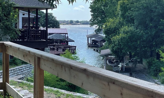 Granbury House | Charming 3-bedroom house with AC and WiFi in Granbury with a beautiful lake view